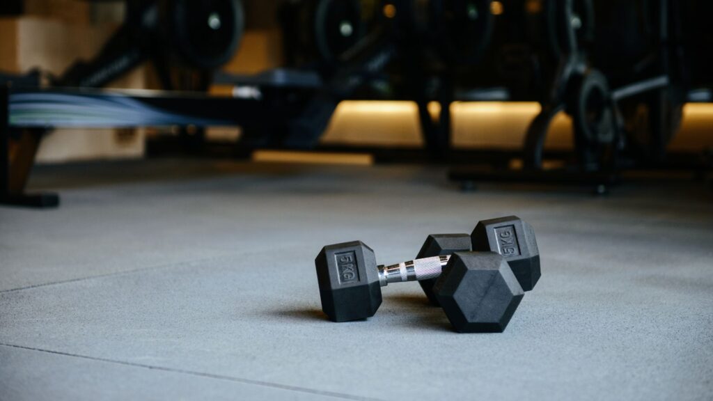 dumbbells op de grond in de gym